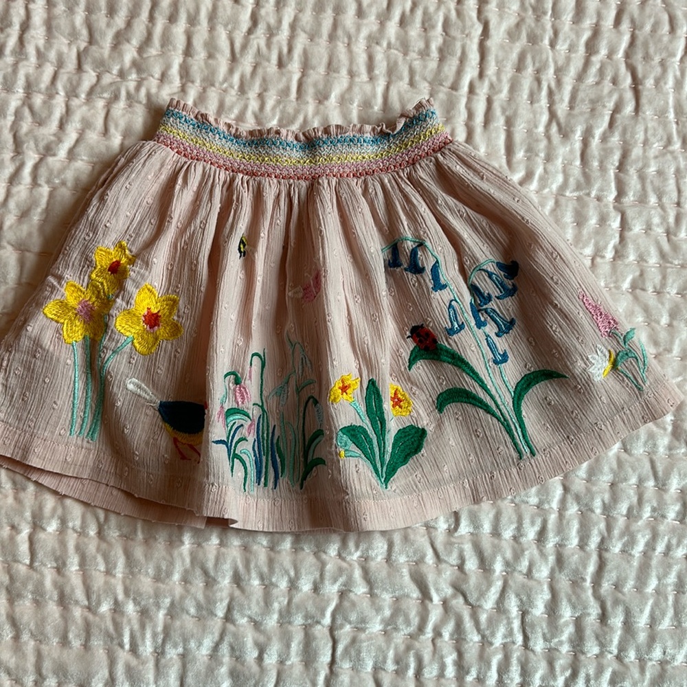 Mini Boden very cute skirt with embroidery flowers 🌺 ladybug, bee, so cute.